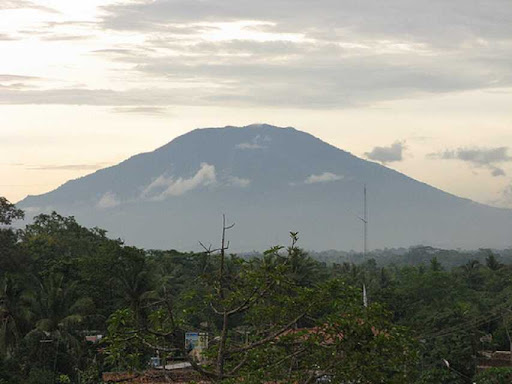 Menelusuri Jejak Kekeramatan Gunung Karang