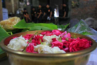 Memahami Makna Simbolik Dibalik Kembang Sesajen