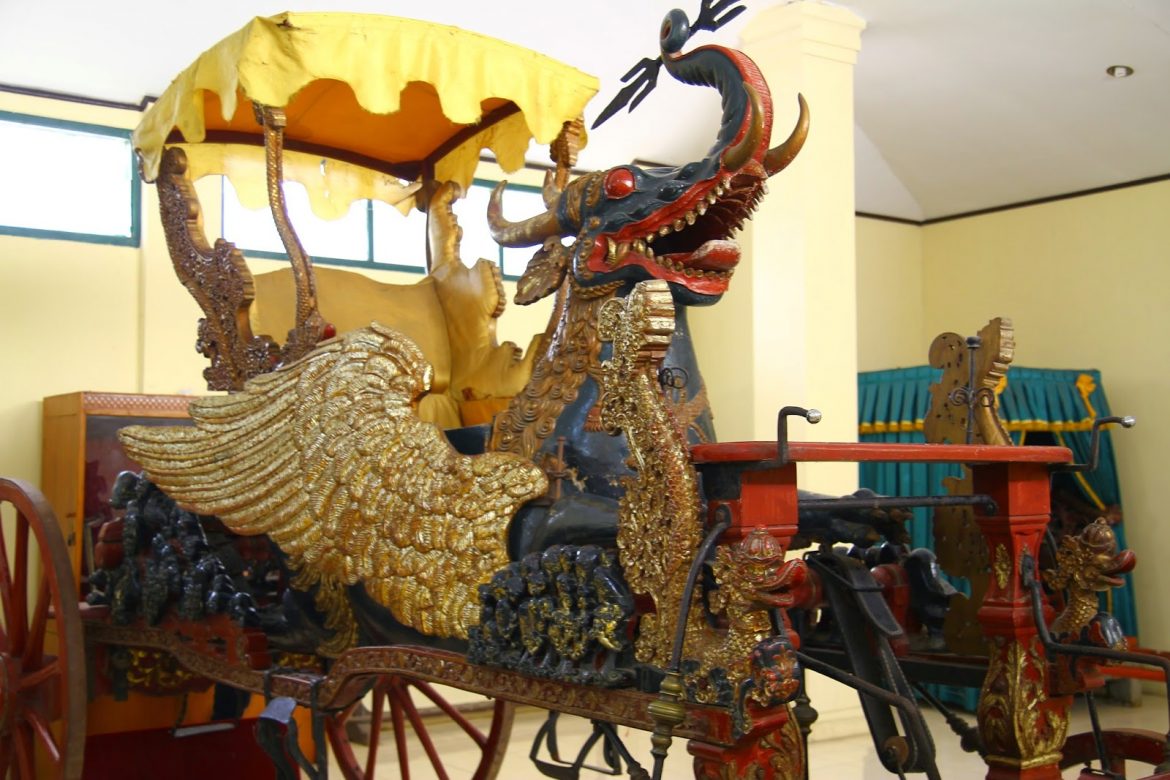 Kereta Singa Barong Simbol Tiga Budaya, Agama, dan Bangsa