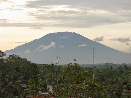 Jejak Kekeramatan Gunung Karang